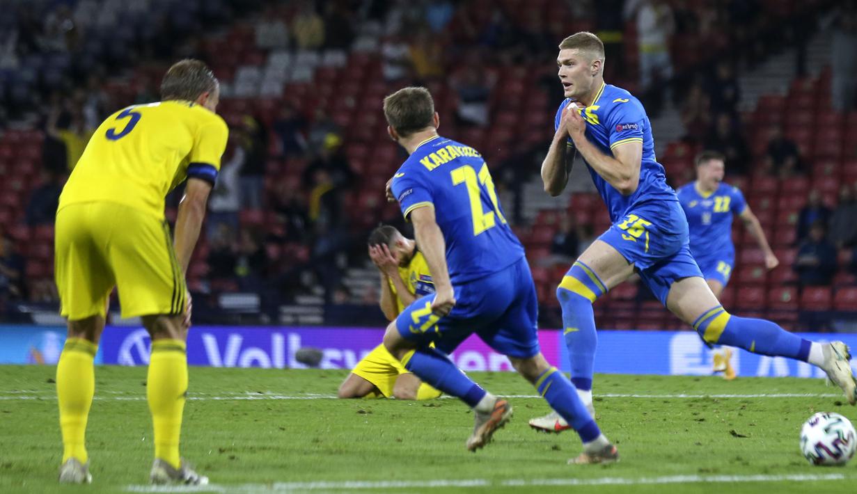 Ukraina berhasil memenangkan pertandingan 16 besar Euro 2020 ketika menghadapi Swedia. Artem Dovbyk menjadi pemain kunci kemenangan Ukraina pada duel tim kuda hitam Euro 2020 tersebut. (Foto: AP/Pool/Robert Perry)