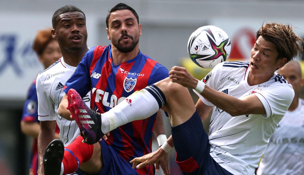 Diego Oliveira (tengah) merupakan penyerang andalan FC Tokyo. Pemain berkebangsaan Brasil tersebut sejauh ini telah mencetak 14 gol dan 1 assist dalam 28 pertandingan di J1 League 2023. Sementara itu, FC Tokyo kini berada di urutan ke-10 klasemen dengan raihan 39 poin. (AFP/Yuki Iwamura)