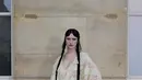 Tali Lennox menghadirkan kombinasi boho-goth dalam balutan gaun chiffon, renda, dan tulle dari Valentino. Tampilan ini memancarkan aura ethereal namun tetap edgy, berkat gaya rambutnya yang semakin menegaskan sisi gelap dari estetika romantisnya. Nuansa gothic yang ia bawa terasa begitu kuat, dan ini menjadi salah satu tampilan yang paling menarik perhatian. [Dok/Valentino].