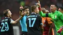 Permainan berjalan dengan tensi tinggi di awal babak pertama. Kiper Galatasaray, Fernando Muselera harus mendapatkan kartu kuning setelah dirinya melakukan pelanggaran terhadap Ciro Immobile di luar kotak penalti. (AFP/Ozan Kose)