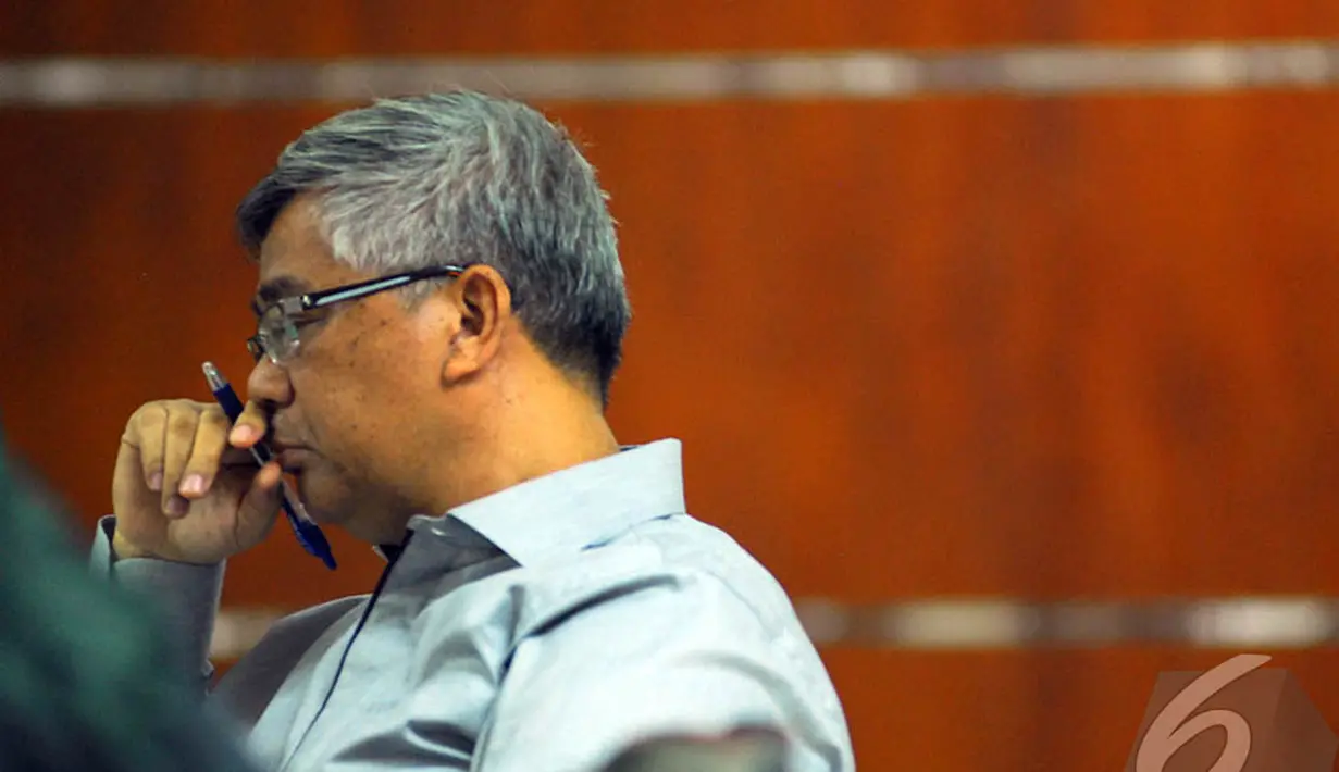 Akil Mochtar tak bisa menyembunyikan kantuknya saat menjalani sidang di Pengadilan Tipikor, Jakarta, Senin (19/5/2014) (Liputan6.com/Miftahul Hayat).