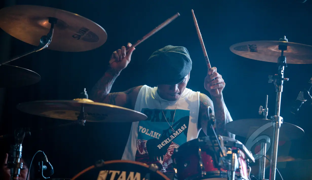 Aksi drummer Superman Is Dead (SID), Jerinx saat ikut meramaikan ajang Indonesia Greaser Party 2015 di Plaza Barat Senayan, Jakarta, Minggu (12/4/2015). (Liputan6.com/Faizal Fanani)