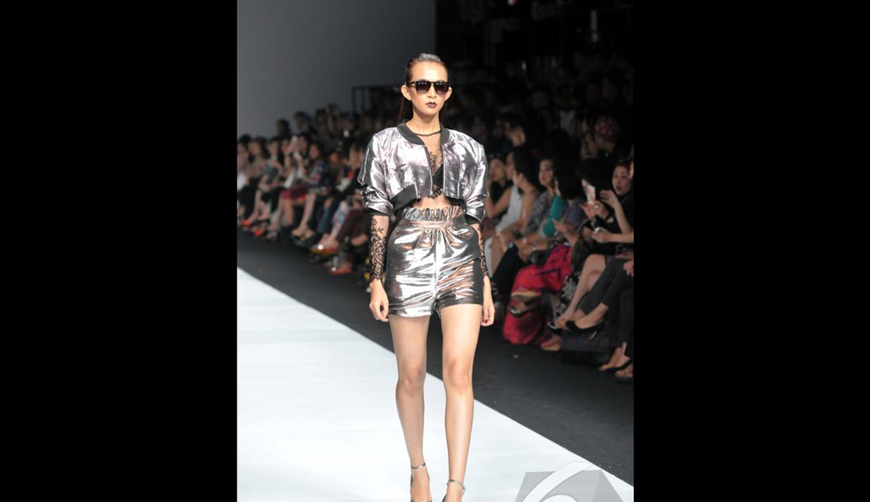 Selain menggunakan warna hitam dan emas, Ivan Gunawan juga menggunakan warna silver metalik di koleksinya ini. Foto diambil pada Rabu (5/11/2014) (Liputan6.com/Panji Diksana)