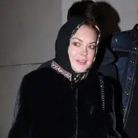Lindsay Lohan kembali terlihat mengenakan jilbab. (Foto: Dailymail)