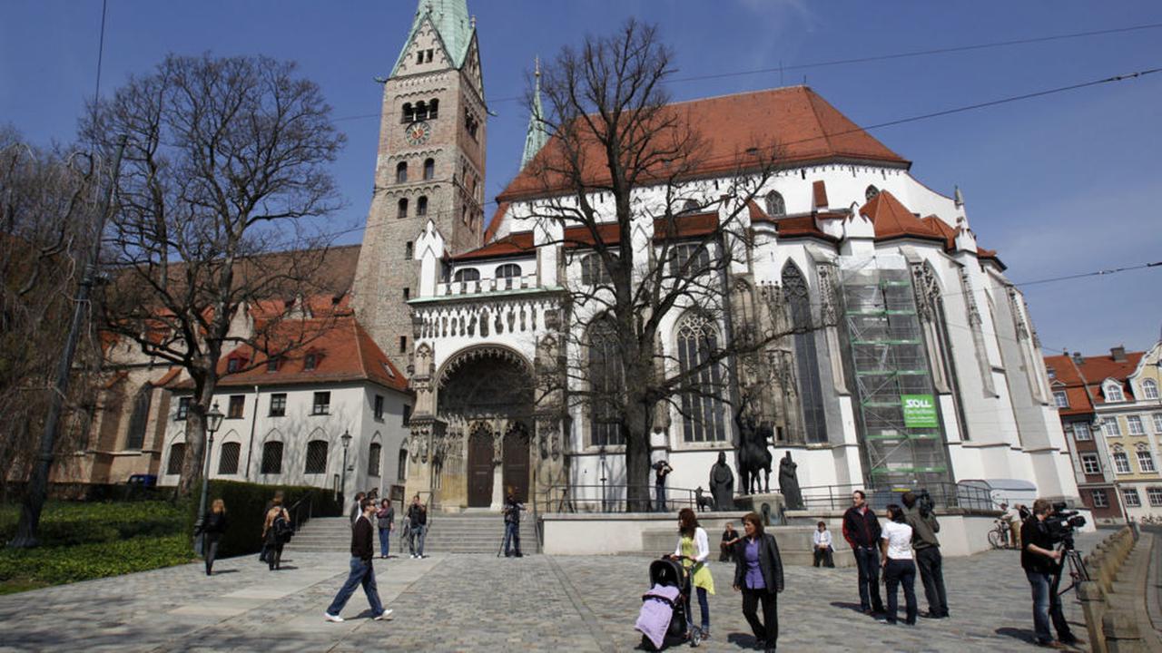 Proses evakuasi yang berjalan di tengah perayaan Natal ini tercatat sebagai salah satu yang terbesar di Jerman