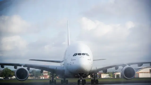Emirates A380 menjadi pesawat komersial pertama yang mendarat di Indonesia
