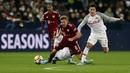 Gelandang Bayern Munchen Joshua Kimmich dan gelandang Red Bull Salzburg Nicolas Capaldo berebut bola dalam leg pertama 16 besar Liga Champions di Red Bull Arena, Kamis dini hari WIB (17/2/2022). Bayern Munchen meraih hasil imbang 1-1 saat bertandang ke markas RB Salzburg. (AP Photo/Alexandra Beier)