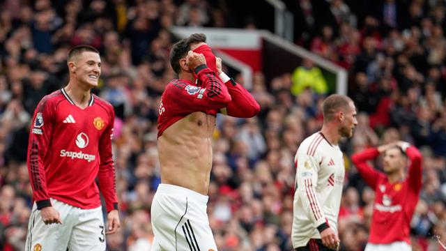 Ekspresi kecewa Bruno Fernandes (tengah) usai gagal mencetak gol Manchester United ke gawang Liverpool di pekan ke-35 Liga Inggris 2025/2026 di Old Trafford, Minggu (03/05/2026) malam WIB.