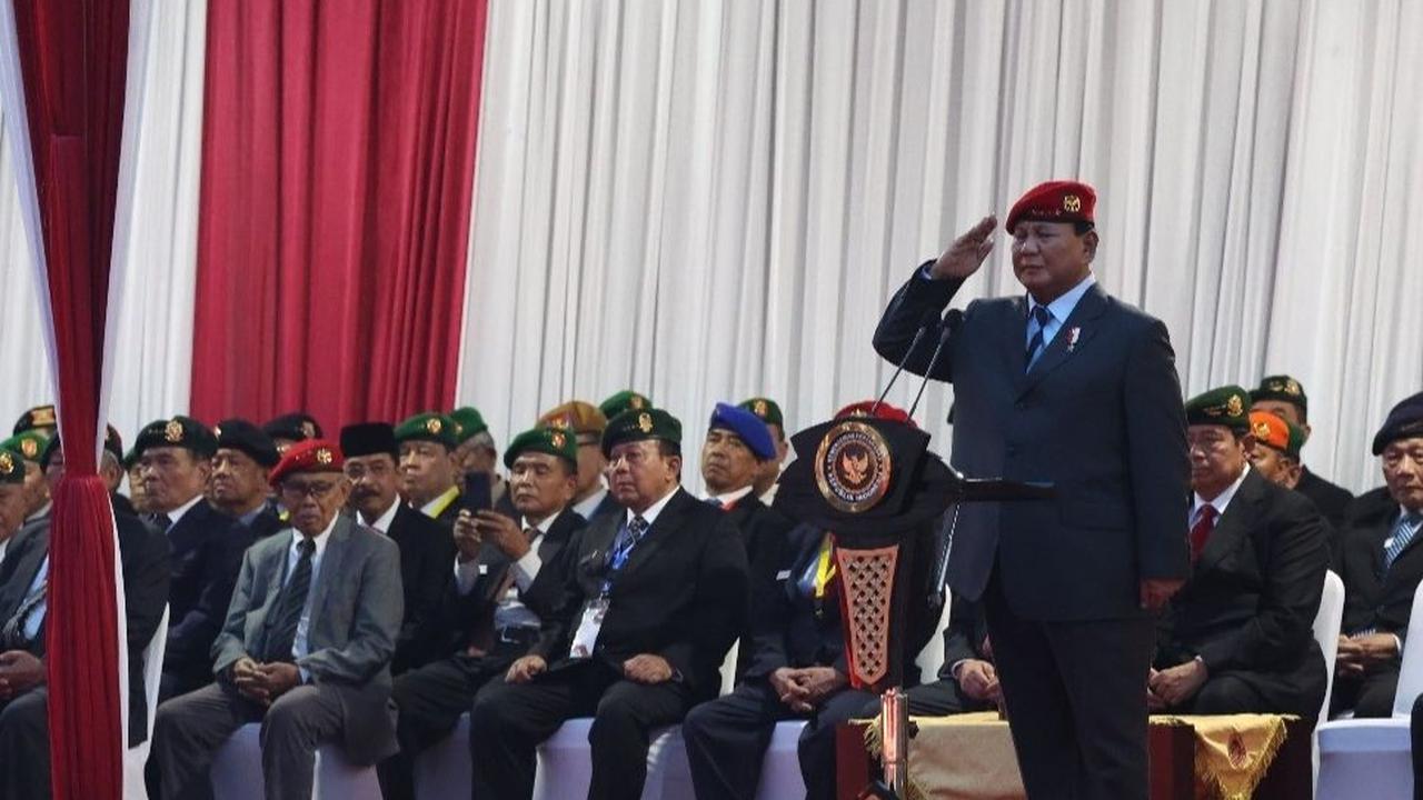 Menteri Pertahanan RI Prabowo Subianto selaku Inspektur Upacara (Irup) pimpin Upacara Parade Senja di Lapangan Bela Negara, Kementerian Pertahanan, Jakarta, Sabtu (4/5/2024). Foto: Dok. Menhan<br>