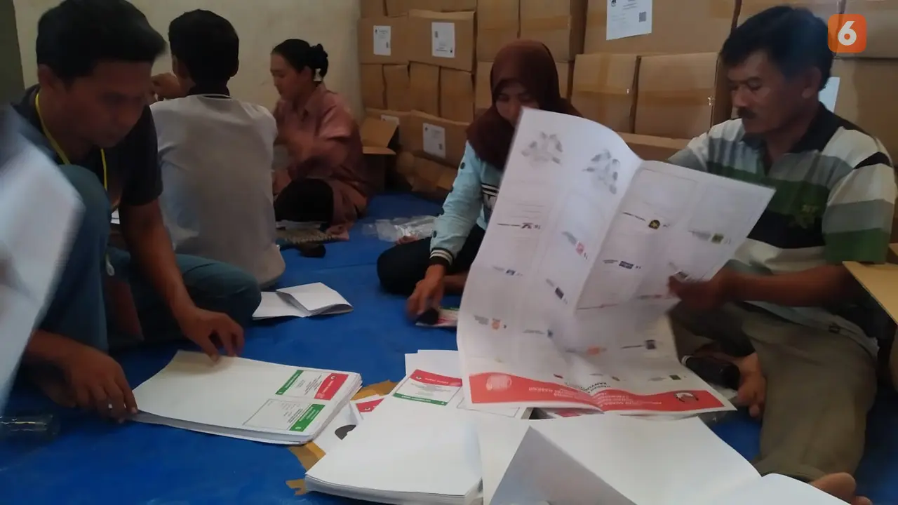 Proses pernyortiran dan pelipatan surat suara Pemilu 2024 di Gudang KPU Banyuwangi (Hermawan Arifianto/Liputan6.com)