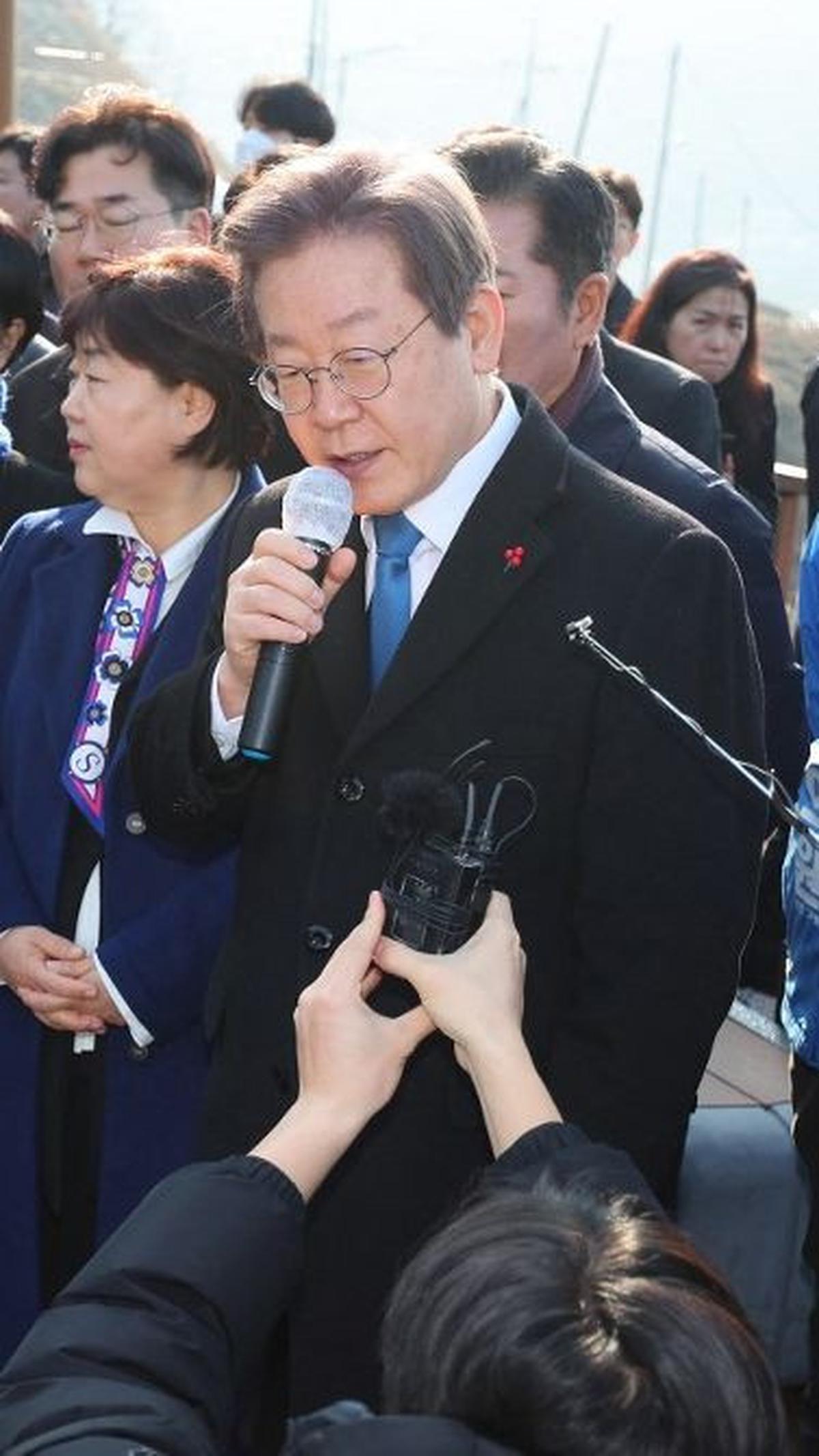 Peristiwa berawal ketika Lee memberikan keterangan terkait pembangunan bandara baru di Pulau Gadeok, Busan.<br>