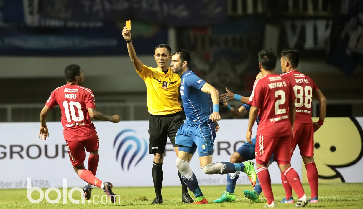 Pemain Semen Padang, Vendry Mofu menghindar dari kejaran Vladimir Vujovic pada perebutan tempat ketiga Piala Presiden 2017 di Stadion Pakansari, Bogor, Sabtu (11/3/2017). (Bola.com/Nicklas Hanoatubun)
