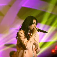 Meski sempat terjatuh, pelantun ‘Mimpi’ ini tetap bangkit dan melanjutkan aksinya untuk menghibur penonton. Isyana tetap harus menahan sakit karena jatuh, namun penonton tetap memberi semangat dengan tepuk tangan. (Nurwahyunan/Bintang.com)