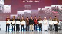 Menteri Kebudayaan Fadli Zon berfoto dengan delapan perwakilan penerima Sertifikat Pendaftaran Museum pada Hari Museum Nasional 2025. (dok. Biro Humas Kementerian Kebudayaan)