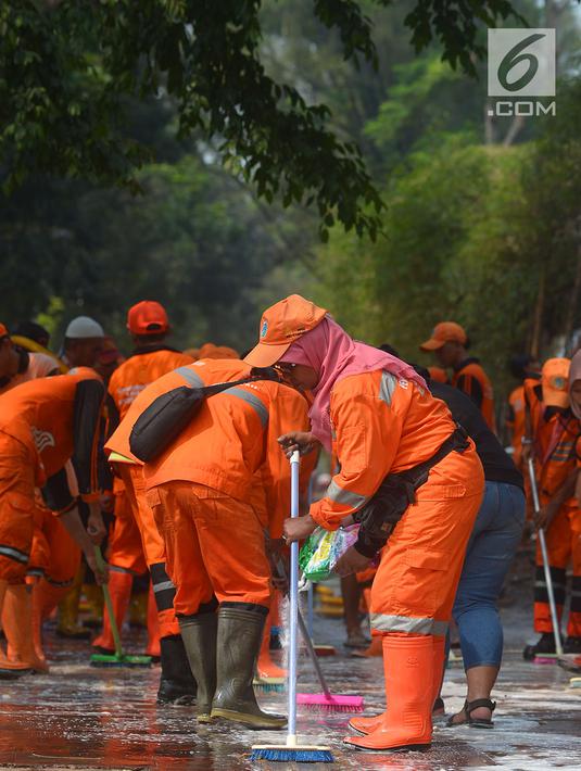 Petugas PPSU wanita membersihkan trotoar di Jalan Asia Afrika, Jakarta, Kamis (2/8). Trotoar yang di pakai para pedagang kaki lima ini di bersihkan guna jelang Asian Games 2018 di Jakarta dan Palembang. (Merdeka.com/Imam Buhori)