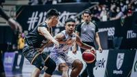 Aksi Yudha Saputera saat Prawira melawan Dewa United di play-off IBL (dok IBL)