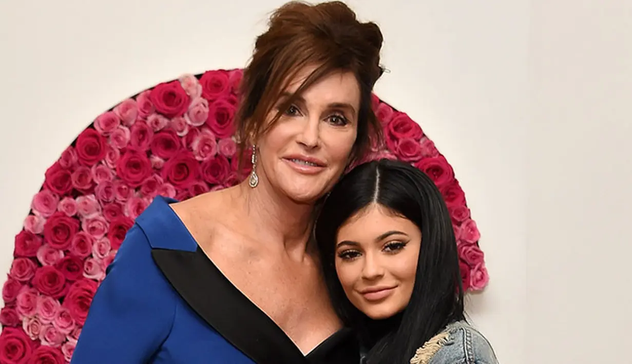 Caitlyn Jenner sendiri   sebagai ayah tak hadir dalam   momen kebahagiaan anaknya   tersebut. (Entertainment Tonight)