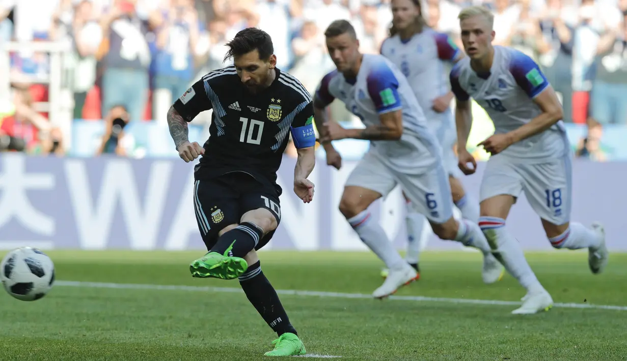 Bintang Argentina, Lionel Messi saat melakukan penalti ke gawang Islandia pada laga grup D Piala Dunia 2018 di Spartak Stadium, Moskow, Rusia, (16/6/2018). Messi gagal mencetak gol ke gawang Islandia. (AP/Ricardo Mazalan)
