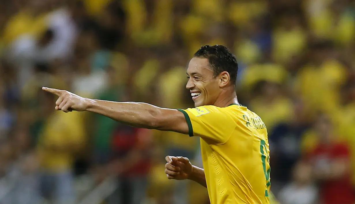Penyerang Brazil Ricardo Oliveira (kanan) menunjuk kearah rekan - rekannya setelah mencetak gol ketiga bagi Brazil di Stadion Fortaleza , Brasil, Rabu (14/10/2015).  Gol Brazil dicetak oleh Willian dan  Ricardo Oliveira. (REUTERS/Paulo Whitaker)