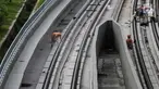 Pekerja melakukan pengerjaan proyek LRT Jabodebek, Jakarta, Selasa (12/3). Kereta LRT Jabodebek untuk rute Cawang-Cibubur akan diuji coba Juni 2019 dan saat ini proses pengerjaan untuk rute tersebut sudah mencapai 78,455%. (Liputan6.com/Faizal Fanani)