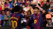 Pemain Barcelona, Lamine Yamal (kiri), dan Marc Bernal merayakan gol dalam pertandingan Liga Spanyol, Minggu (22/2/2026) malam WIB. (AP Photo/Joan Monfort)