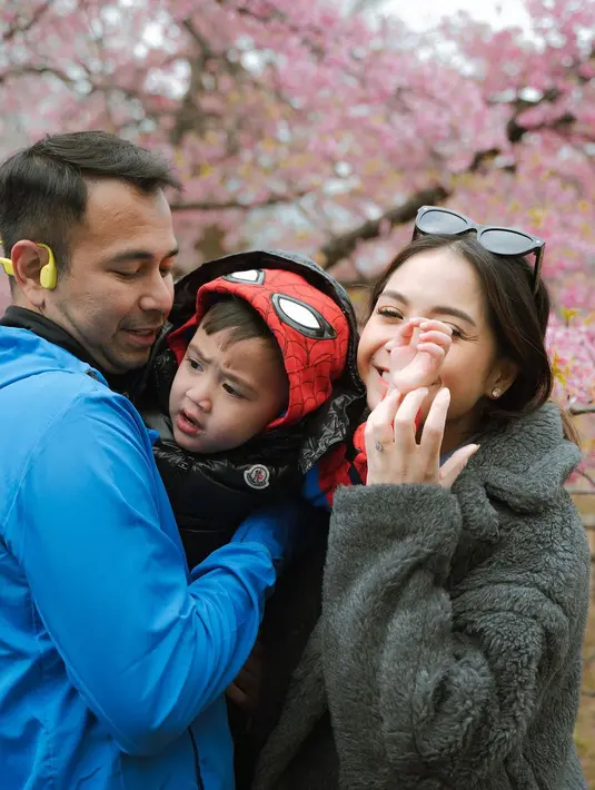 Dengan ekspresi dahi berkerut, Cipung mengenakan puffy jacket Spiderman bernuansa merah hitam biru. [@raffinagita1717]