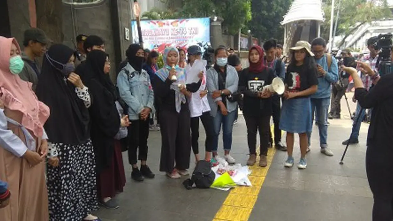 Emak-emak tabur bunga korban demo ricuh. ©2019 Merdeka.com