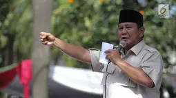 Capres 02 Prabowo Subianto memberi sambutan saat menghadiri syukuran kemenangan di kediaman Prabowo, di Kertanegara, Jakarta, Jumat (19/4). Prabowo didampingi sejumlah politisi dan para ulama dalam acara syukuran kemenangan tersebut. (Liputan6.com/Faizal Fanani)