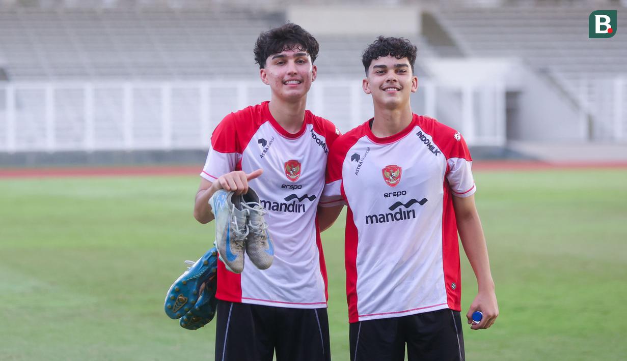 Timothy Baker dan Mathew Baker berpose setelah mengikuti sesi latihan Timnas Indonesia U-20 di Stadion Madya, Jakarta, Rabu (15/1/2025). (Bola.com/M Iqbal Ichsan)