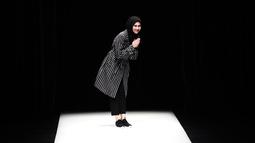 Desainer asal Indonesia Rani Hatta menyapa pengunjung saat acara Tokyo Fashion Week di Tokyo, Jepang, Rabu (22/3). (AFP Photo / Behrouz Mehri)