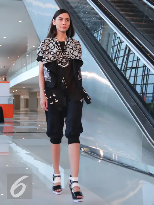 Danny Satriadi mengusung tema Arkamaya saat fashion show di Terminal 3 Ultimate Bandara Soekarno Hatta, Tangerang, Rabu (20/7). Sentuhan motif batik tidak terlepas dari busana rancangannya. (Liputan6.com/Angga Yuniar)