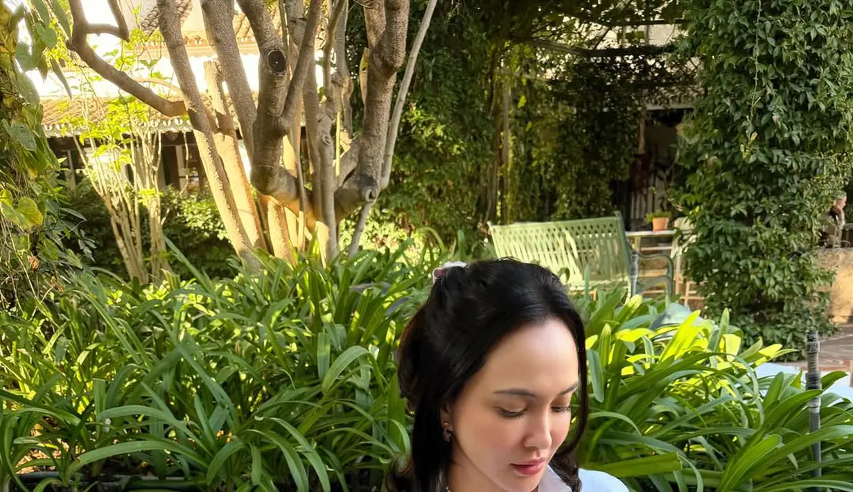 Lengkapi busananya, Shandy Aulia kenakan choker putih dan tas Hermes Vert Fonce seharga Rp144 jutaan [@shandyaulia]