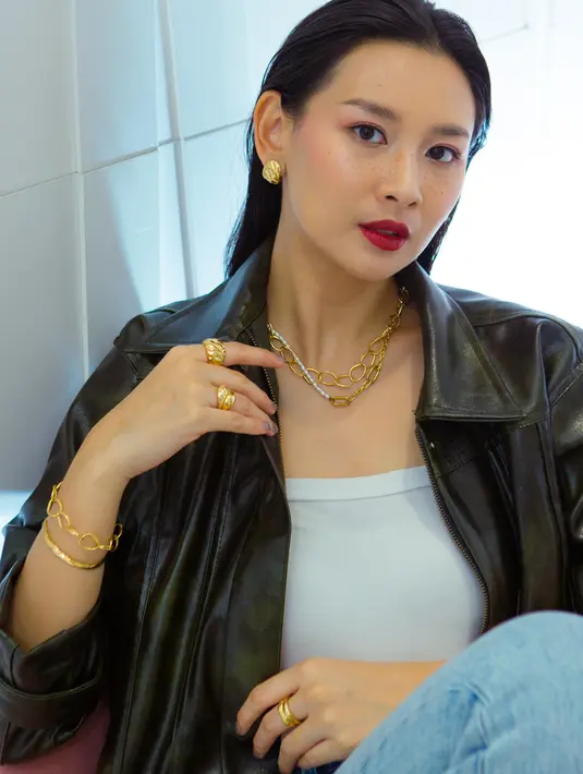 Perhiasan: Pandora// Busana: Makeup: Laura Mercier // Hair: Shisheido Professional // Model: Karina from Studio47. [Foto: Daniel Kampua/ Fimela.dok]