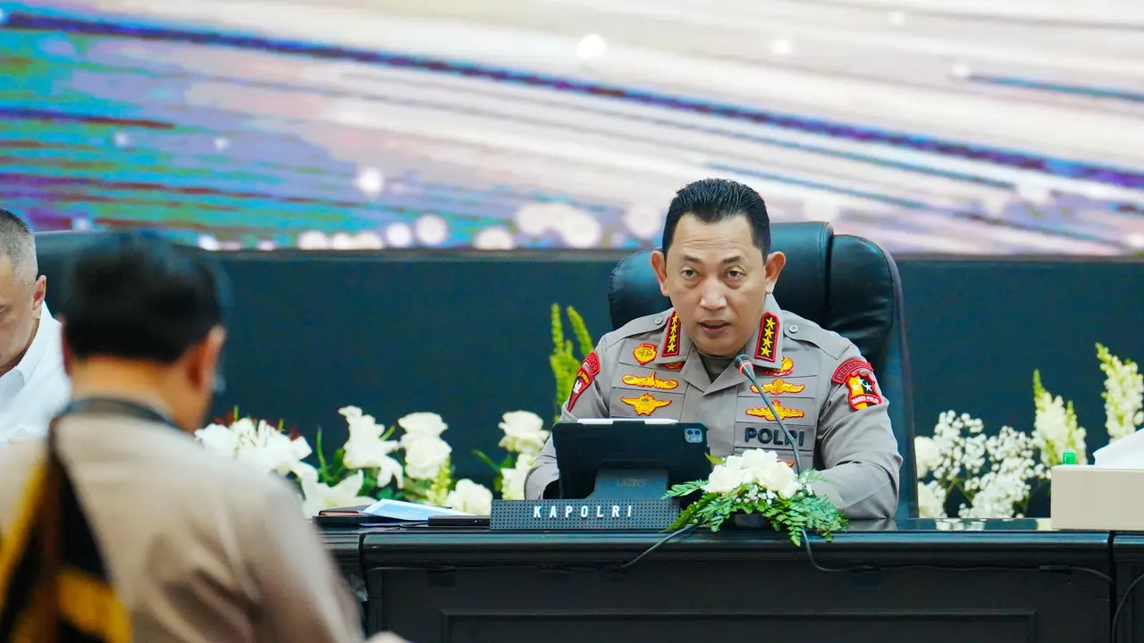 Kapolri Jenderal Listyo Sigit Prabowo menghadiri rapat lintas sektoral dalam menghadapi arus mudik dan balik Lebaran 2025.