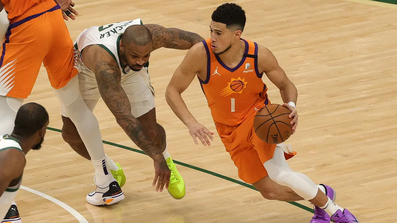 Foto: Habisi Suns, Milwaukee Bucks Samakan Agregat Kemenangan di Game Keempat Final NBA 2021