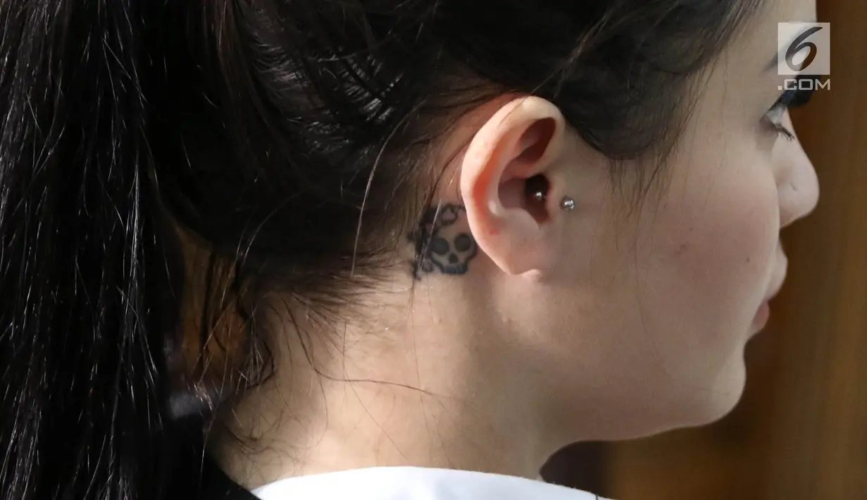 Tato aktris Jennifer Dunn saat menjalani sidang lanjutan kasus narkoba di PN Jakarta Selatan, Senin (14/5). Jennifer didakwa tiga pasal sekaligus. (Liputan6.com/Immanuel Antonius)