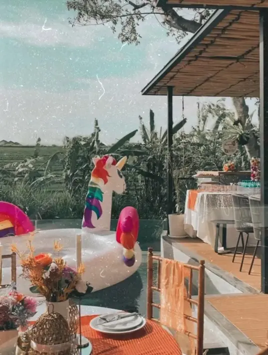 Rumah Jessica Iskandar pun disulap jadi tempat ulang tahun yang sangat meriah, terdapat indoor dan outdoor dengan pemandangan kolam renang dan sawah [instagram/inijedar]