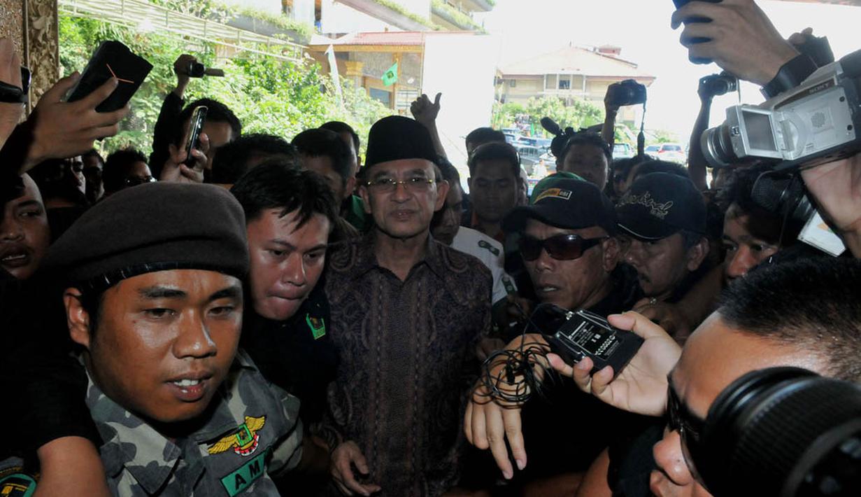 Hari kedua Mukernas sempat mengalami kekisruhan saat wartawan berebut mengambil gambar dan mewawancarai Suryadharma Ali di Cisarua, Bogor, Kamis (24/4/14). (Liputan6.com/Johan Tallo)