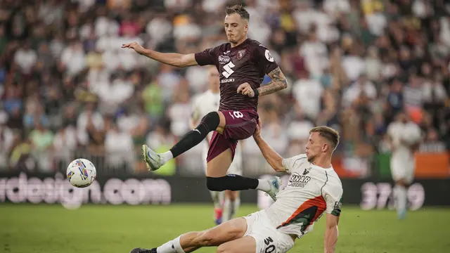 Foto: Jay Idzes Tampil Impresif, Sayang Venezia Tumbang dari Torino di Liga Italia