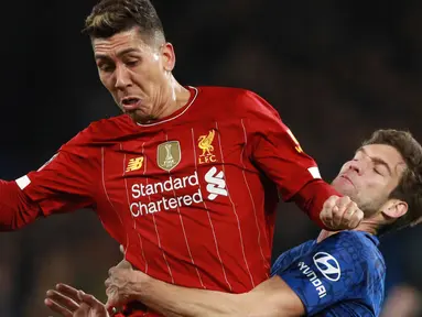 Striker Liverpool, Roberto Firmino berebut bola dengan bek Chelsea, Marcos Alonso pada laga putaran lima Piala FA di Stamford Bridge, London, Selasa (3/3/2020). Chelsea mengemas kemenangan telak 2-0 atas tamunya Liverpool. (AP/Ian Walton)