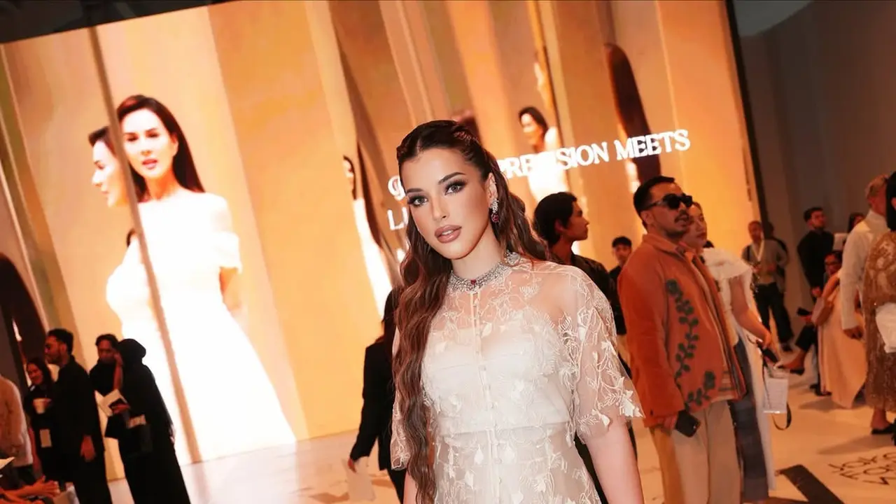 Pesona Bak Dewi, Tasya Farasya Tampil Anggun dalam Balutan Gaun Sapto Djojokartiko di JFW 2026