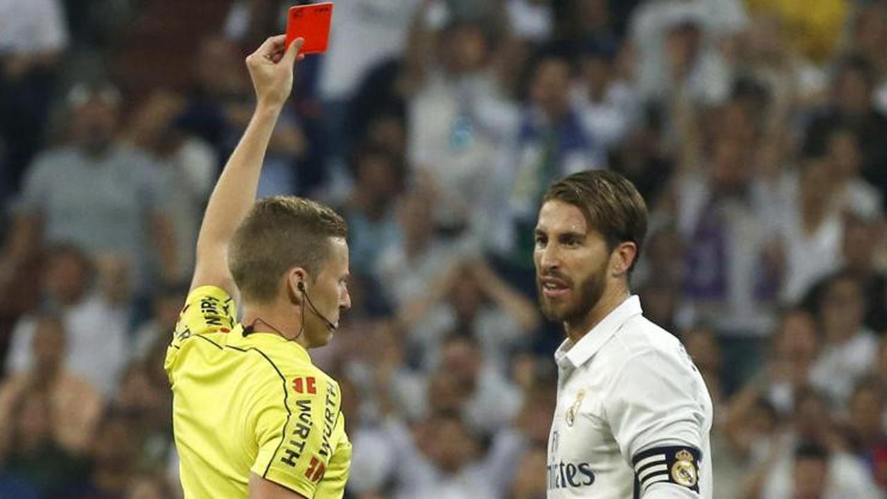 Bek Real Madrid Sergio Ramos menerima kartu merah pada el clasico di Estadio Santiago Bernabeu, Senin (24/4/2017) dinihari WIB. 