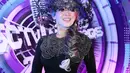 Pelantun 'Sesuatu' itu menyebutnya dengan Mahkota Sangkar Burung. Ia mengaku bersyukur karena penampilannya berjalan lancar. (Nurwahyunan/Bintang.com)