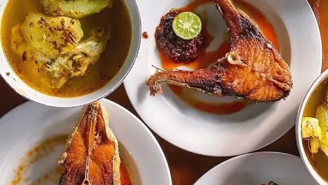 Warung Mak Beng di Sanur Bali dengan menu khas sup kepala ikan dan ikan goreng