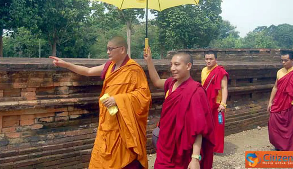 Citizen6, Jambi: Sejumlah biksu asal India mengelilingi Candi Muaro di Jambi. (Pengirim: Multimedia)