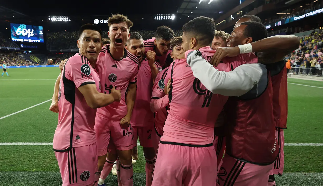Sejumlah pemain Inter Miami merayakan gol yang dicetak oleh Luis Suarez pada laga leg pertama 16 besar Concacaf Champions Cup di Geodis Park, Nashville, Amerika, Jumat (08/03/2024) WIB. Gol tersebut membuat skor akhir menjadi 2-2. (AFP/Donald Page)