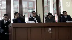 Kuasa hukum GKR Hemas menghadiri sidang putusan gugatan atas pengambilan sumpah pimpinan DPD RI oleh Wakil Ketua Mahkamah Agung (MA) di PTUN Jakarta, Kamis (8/6). Majelis Hakim memutuskan menolak gugatan GKR Hemas. (Liputan6.com/Faizal Fanani)