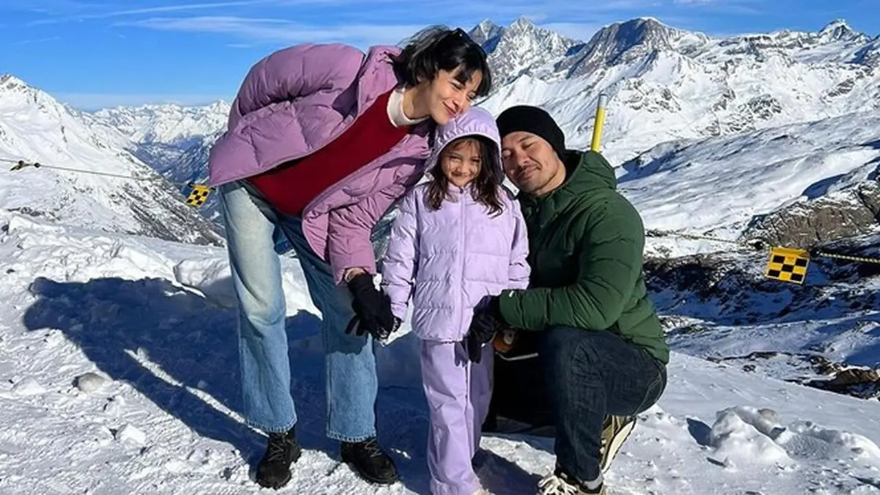 7 Potret Chicco Jerikho Ajak Istri dan Anak Liburan di Swiss, Penuh Bahagia