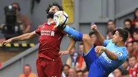 Aksi pemain Liverpool, Mohamed Salah (kiri) saat berebut bola dengan pemain Arsenal, Alexis Sanchez pada lanjutan Premier League di Anfield Stadium, Liverpool, (27/8/2017). Liverpool menang 4-0. (Peter Byrne/PA via AP)