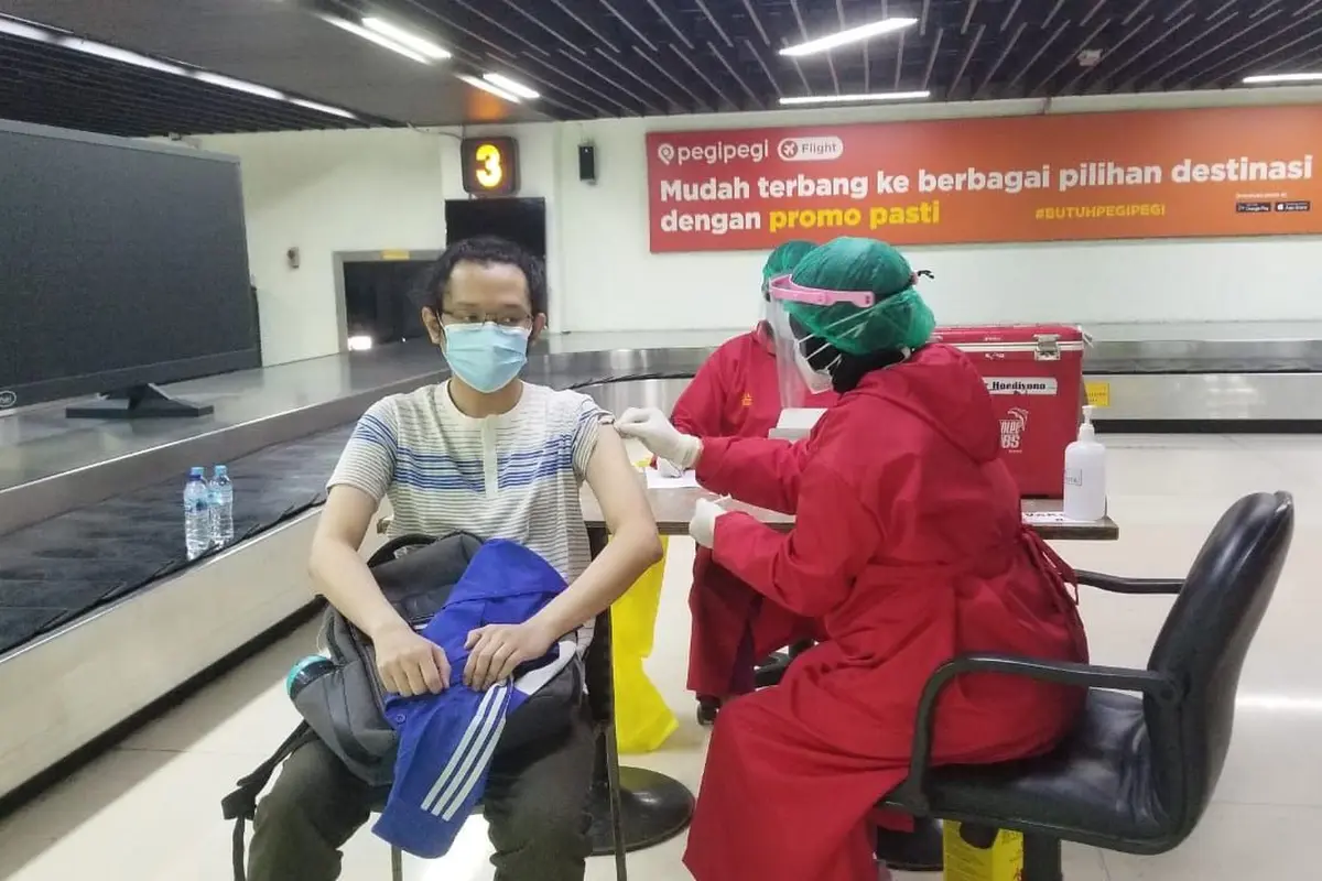 Para pekerja di lingkungan Bandara Soetta, yang memiliki anak usia 12 sampai 17 tahun atau usia yang diperbolehkan vaksinasi, bisa datang ke Terminal 1.